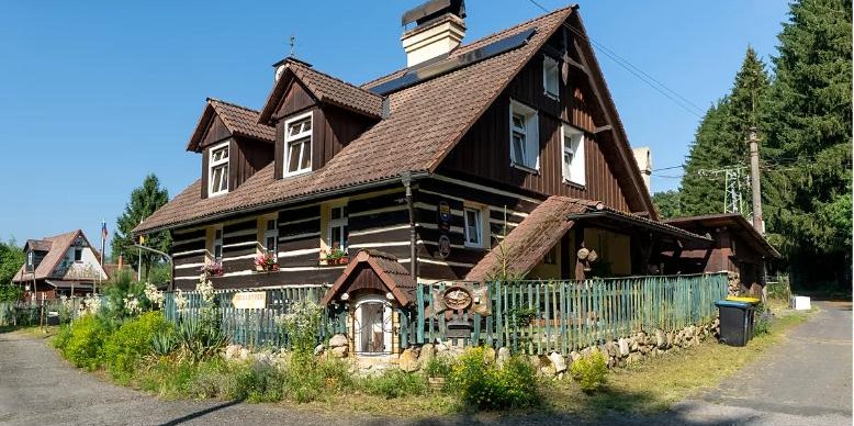 Rodinný dům s rybníkem, Višňová — Saň